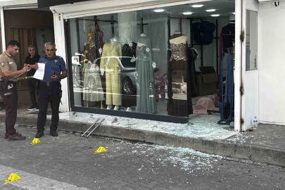 Adana’da iş yerine silahlı saldırı: Cama 9 kurşun isabet etti
