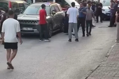 Küçükçekmece’de silahlı kavga: Yoldan geçen 1’i çocuk 2 kişi yaralandı
