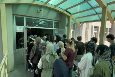 Hastanede tedavi gördüğü yatağından kalktı, kızına destek olmak için sınav merkezine gitti

