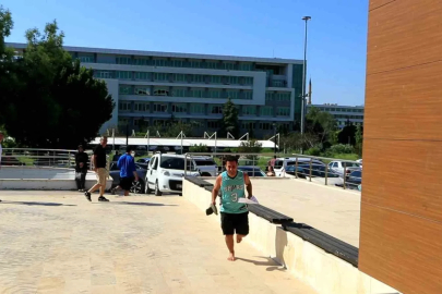 Kan ter içinde elide terlikle yalınayak koşarak geldiği sınavı saniyelerle kaçırdı
