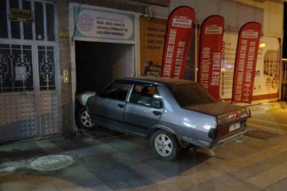Malatya’da kontrolden çıkan otomobil dershaneye girdi
