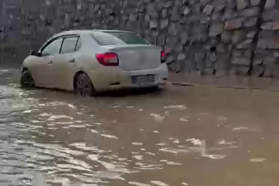 Erzurum-Artvin Karayolunda sel: Dereler taştı, bir araç mahsur kaldı

