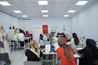 Meslekleri farklı hedefleri aynı: Diyarbakırlı kadınlar moda dünyasına hazırlanıyor
