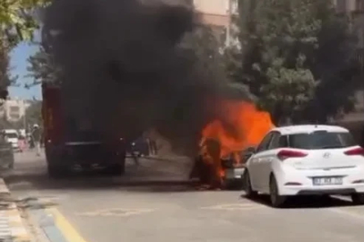 Şanlıurfa’da park halindeki otomobil alevlere teslim oldu
