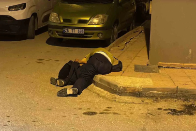 Alkollü şahıs kaldırımda sızdı, telefonundaki müzik çalmaya devam etti
