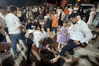 Damat ve sağdıcı kara kazan üzerinde oynattılar

