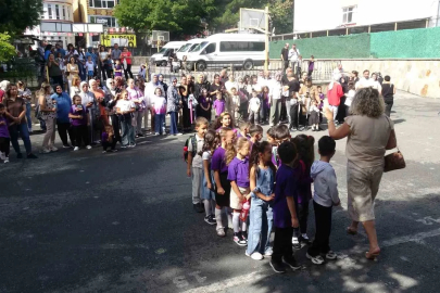 Okula başlayan miniklerin ilk gün heyecanı
