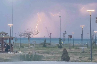 Van’da yağmur ve şimşekler geceyi aydınlattı
