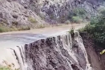 Posof’ta aşırı yağış sonrası sel meydana geldi, yol çöktü
