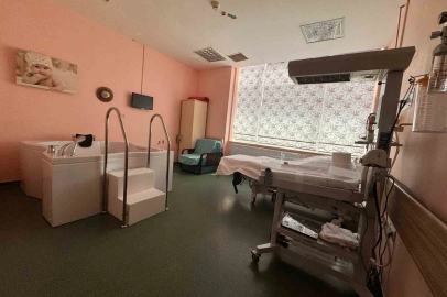 Karabük Eğitim ve Araştırma Hastanesinde suda doğum dönemi başladı
