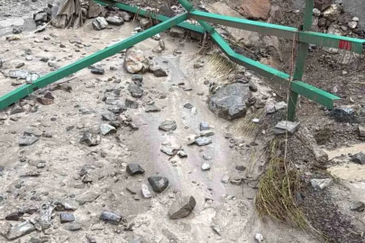 Erzurum Uzundere’de aşırı yağış sel getirdi
