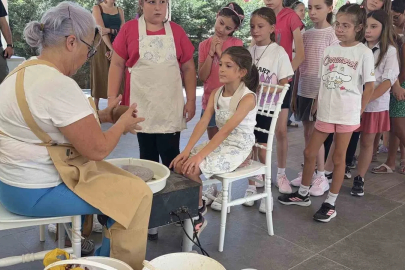 Minik eller çömlekçi tornasında toprağa şekil verdi
