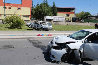 Kaza yapan otomobil ağacı kırarak üzerine çıktı: 2 yaralı
