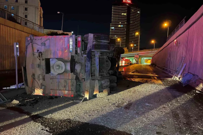 Avcılar’da asfalt kamyonu demir korkulukları aşarak alt geçit yoluna düştü
