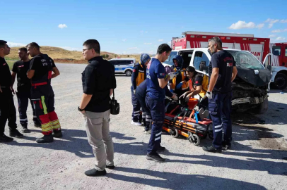 Kırıkkale’de minibüs ile otomobil çarpıştı: 1’i ağır, 6 yaralı
