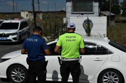 Kars’ta trafik ekiplerinden karayollarında sıkı denetim: "Hızınızı düşürün, kemerinizi takın"
