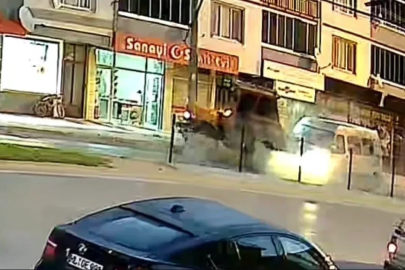 Bursa’da 10 kişinin yaralandığı kaza kameraya yansıdı